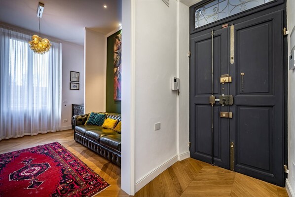 TV - YiD Luxury Suites with private parking in florence (Firenze)