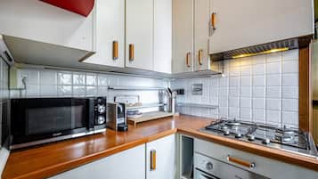 Frigorifero, microonde, forno, piano cottura