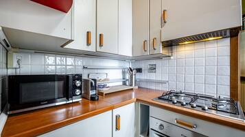 Frigorifero, microonde, forno, piano cottura