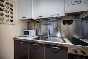 Frigorífico, microondas, horno y placa de cocina
