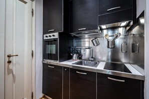 Kühlschrank, Ofen, Herdplatte, Wasserkocher mit Kaffee-/Teezubehör