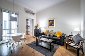 Unclassified image, 4 of 27, button