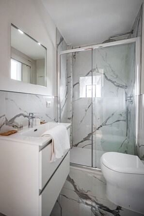 Shower, hair dryer, bidet, towels