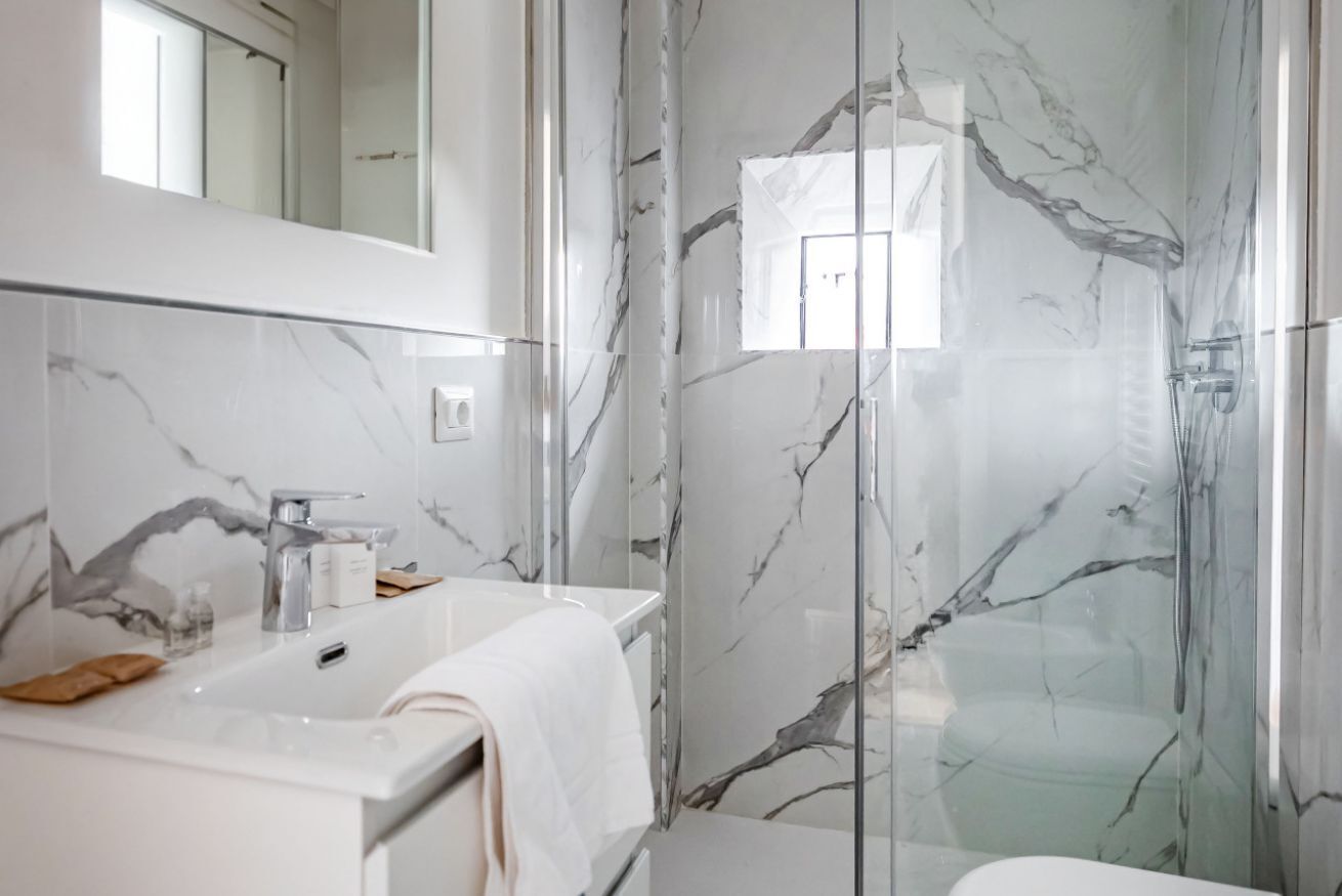 Shower, free toiletries, hair dryer, bidet