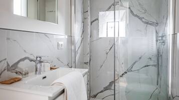 Shower, free toiletries, hair dryer, bidet