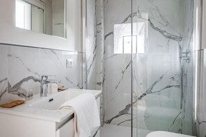 Dusche, Haartrockner, Bidet, Handtücher