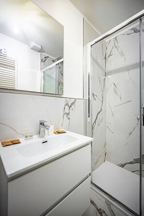 Dusche, kostenlose Toilettenartikel, Haartrockner, Seife