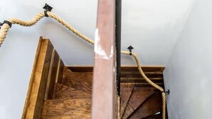 A wooden staircase with a rope barrier. - Charming 1-bedroom apartment with WiFi, AC in wonderful Denver (Denver)