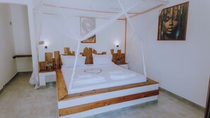 Caja de seguridad en la habitación y tabla de planchar con plancha 