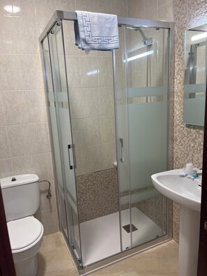 Basic-herbergi fyrir einn, tvíbreitt rúm - 1 stórt einbreitt rúm - sjávarútsýni að hluta | Baðherbergi | Sturta, hárblásari, handklæði, sápa