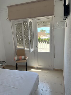 Basic Double Room Single Use, 1 Large Twin Bed, Partial Ocean View | Free WiFi, bed sheets - BENNINGTON (Elche)