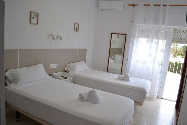 Classic Double or Twin Room | Free WiFi, bed sheets - BENNINGTON (Elche)