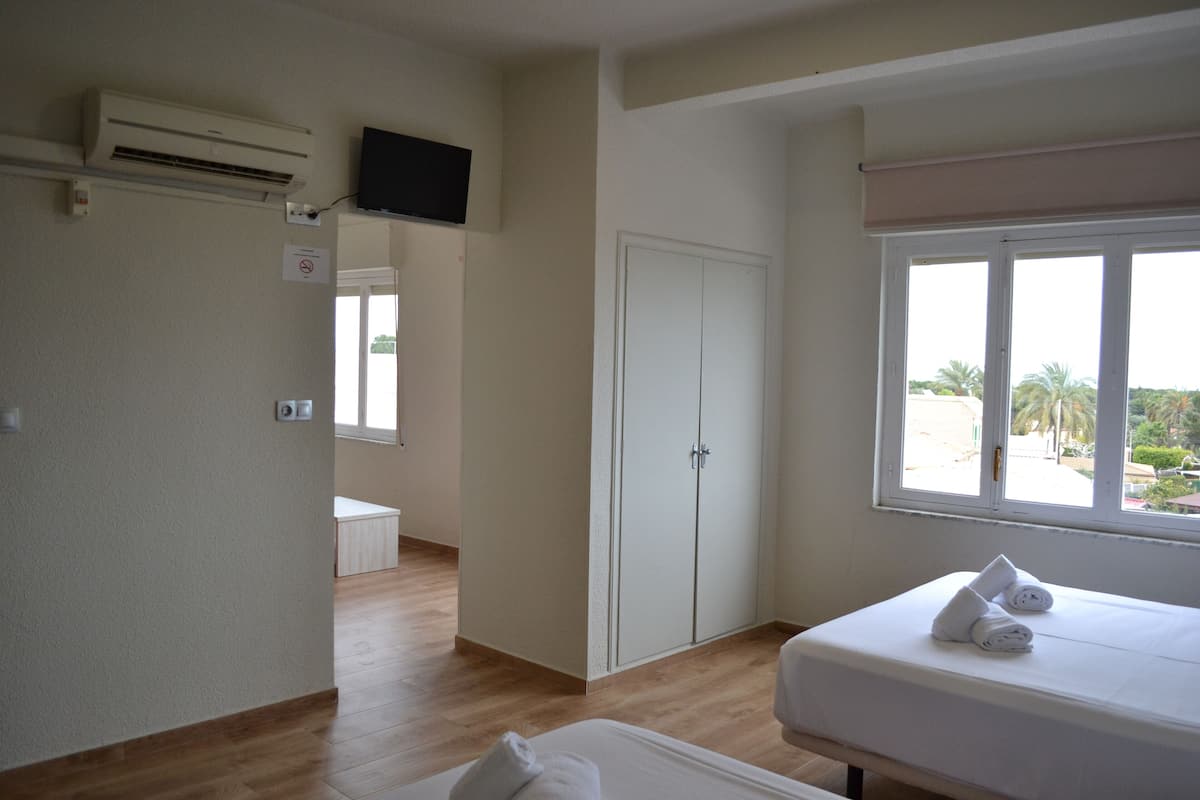 Habitación cuádruple Confort, 1 habitación, vista parcial al océano | Wifi gratis y ropa de cama