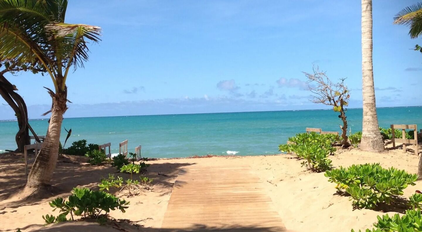 Una spiaggia nelle vicinanze, lettini da mare, teli da spiaggia