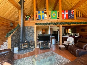 Smart-TV, Kamin, DVD-Player, Bücher