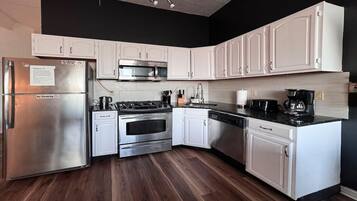 Een koelkast, een microgolfoven, een oven, een kookplaat