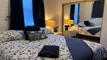 5 slaapkamers, een bureau, een strijkplank/strijkijzer, reisbedje