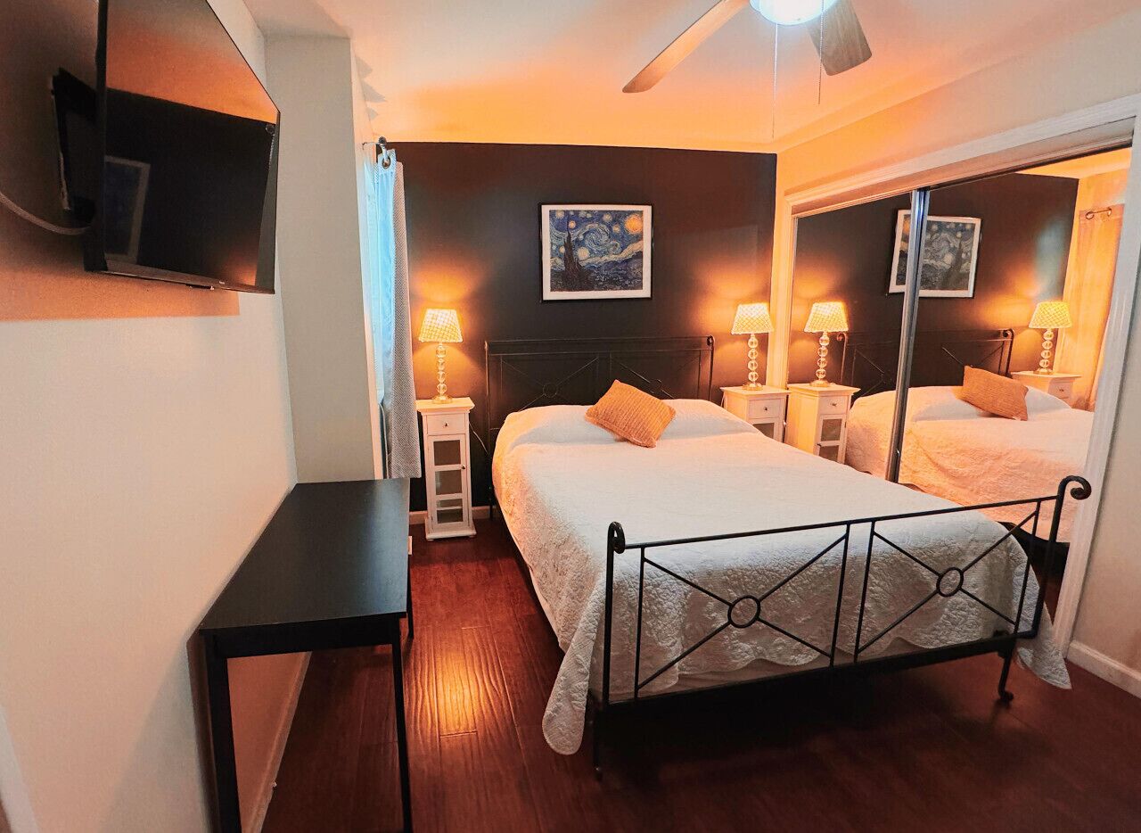 3 slaapkamers, een bureau, een strijkplank/strijkijzer, reisbedje