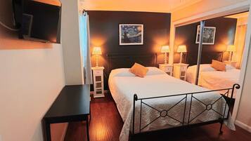 3 slaapkamers, een bureau, een strijkplank/strijkijzer, reisbedje