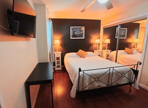 3 slaapkamers, een bureau, een strijkplank/strijkijzer, reisbedje