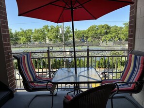 Outdoor dining - Spacious Amazing 3 Bedroom - 15 Mins to NY (Union City)