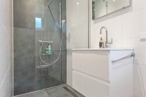 Shower, hair dryer, towels - CoSea Beach House with private parking (Zandvoort)
