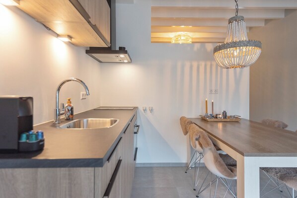 Fridge, coffee/tea maker