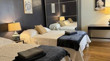 3 slaapkamers, een bureau, een strijkplank/strijkijzer, reisbedje