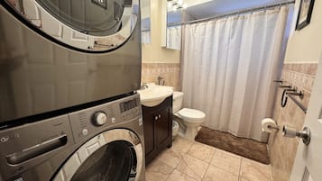 SĂšche-cheveux, serviettes fournies