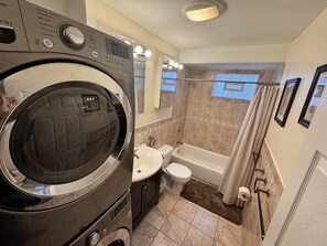 Sèche-cheveux, serviettes fournies