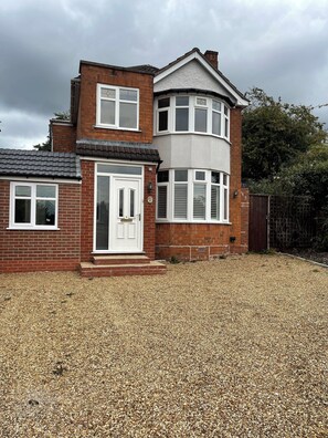 Exterior detail - Luxury 5 Bedroom Detached House
BHX, JLR, NEC (Birmingham)