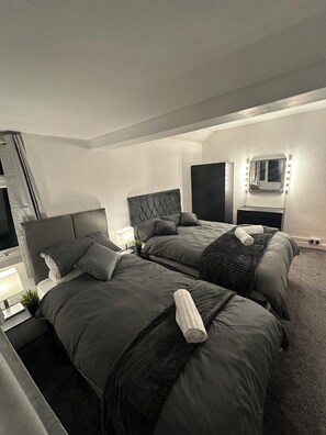 5 habitaciones, tabla de planchar con plancha, wifi y ropa de cama 