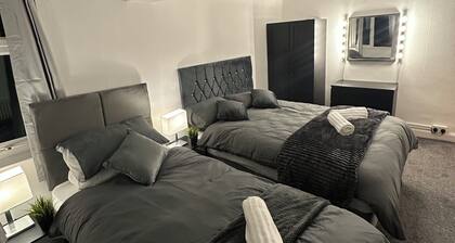 Luxury 5 Bedroom Detached House
BHX, JLR, NEC