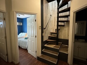 4 chambres, bureau, fer et planche à repasser, lit parapluie