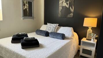 4 slaapkamers, een bureau, een strijkplank/strijkijzer, reisbedje