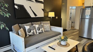 Smart-tv, een open haard, een kantoor en een computerscherm