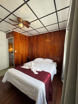 3 bedrooms, iron/ironing board, WiFi, bed sheets - Tilarán home Entire or private accommodation. (Tilarán)