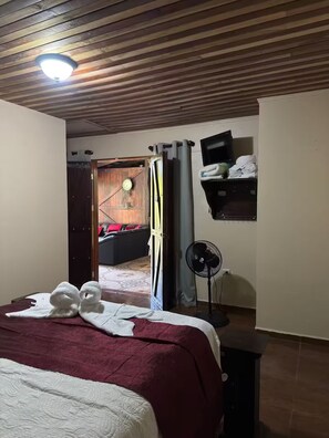 3 habitaciones, tabla de planchar con plancha, wifi y ropa de cama 