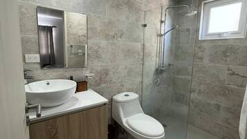SĂšche-cheveux, serviettes fournies, savon, papier toilette
