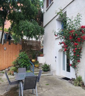 Outdoor dining - Le Petit Duí - Studio with garden, pool and parking - Ideal location. (Collioure)