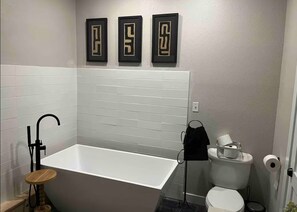 Regadera, toallas, papel de baño 