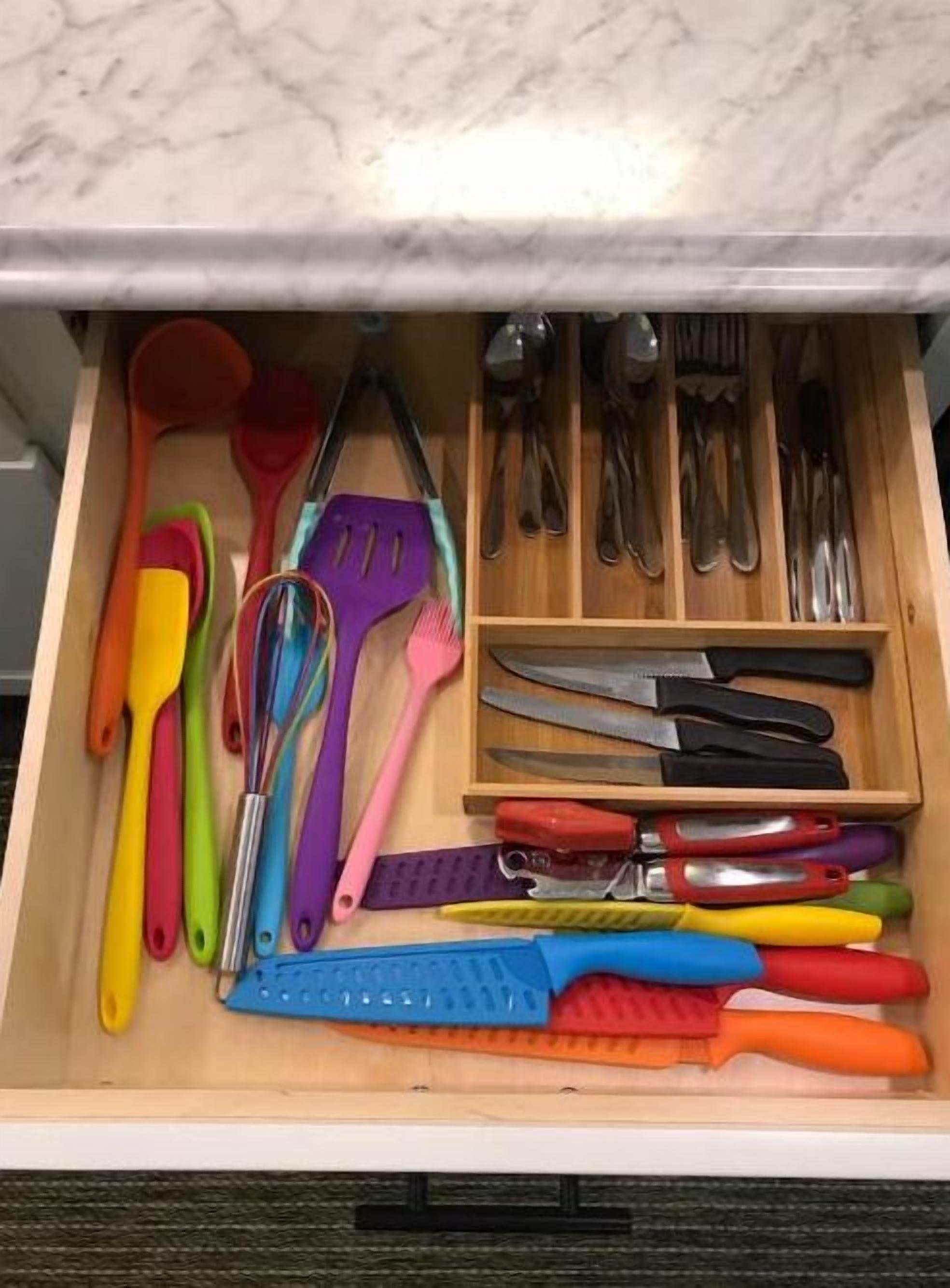 Un tiroir de cuisine contenant divers ustensiles et outils de cuisine.