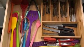 Un tiroir de cuisine contenant divers ustensiles et outils de cuisine.
