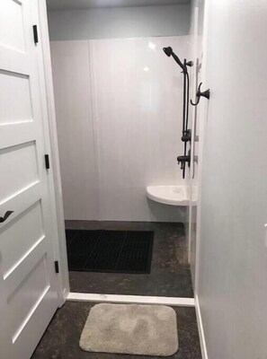 Shower, hair dryer, towels, soap - Easy Street Apartment (Van Buren)