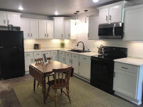 Refrigerador, microondas, horno, placa de cocina