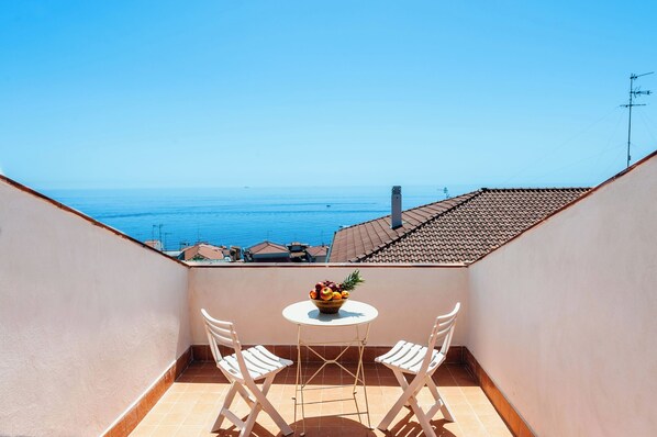 Outdoor dining - SEA VIEW APARTMENT (Aci Castello)