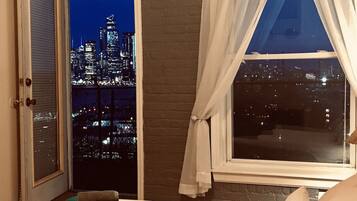 3 slaapkamers, een bureau, een strijkplank/strijkijzer, reisbedje