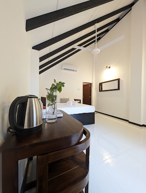 Phòng đôi hoặc 2 giường đơn tiện nghi đơn giản, quang cảnh đồi núi | Khu vực ăn uống tại phòng