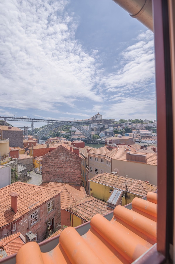 Estúdio superior, vista para o rio | Cofres nos quartos, espaço de trabalho para notebook, cortinas blackout