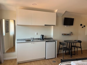Estúdio superior, vista para o rio | Cozinha americana privada | Geladeira, micro-ondas, cooktop, máquina de café expresso